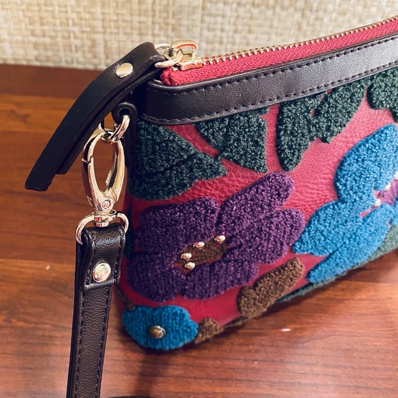 🌟2xHP🌟NWOT Sharif Bouclé 3D Floral Marsala Rose Leather Crossbody/Clutch Bag - Picture 3 of 16